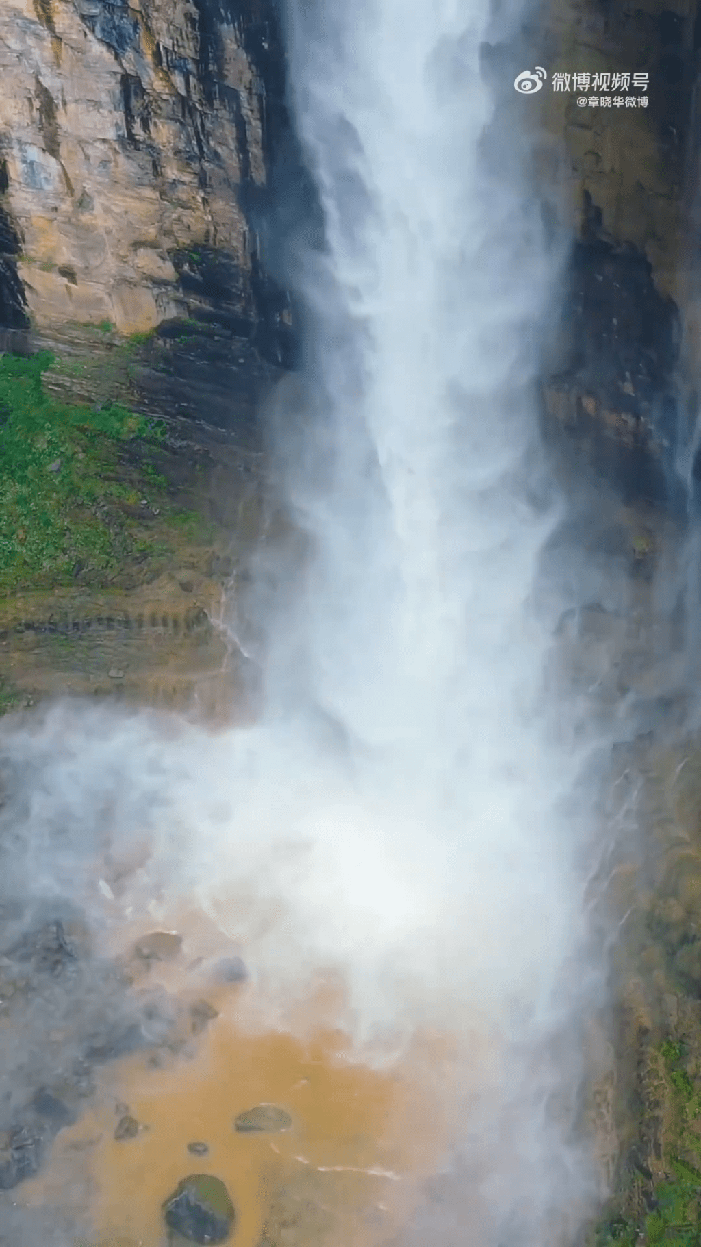 雲台山瀑布美景包括水潭濺起1米多高水花，化成一團水霧，把瀑布罩在朦朦的霧中。