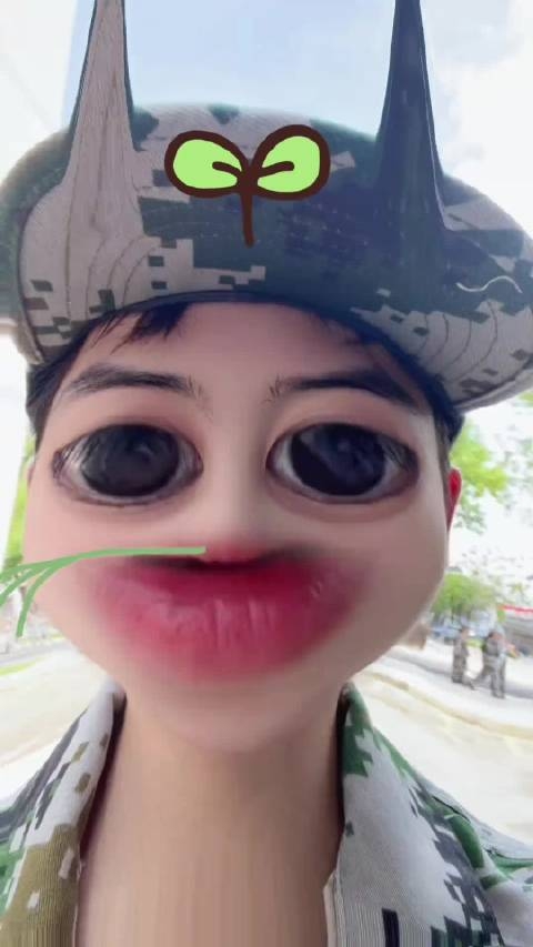 涉事男生在网上的影片中讲述“借尿遁”逃军训经过。 涉事男生在网上的影片中讲述“借尿遁”逃军训经过。