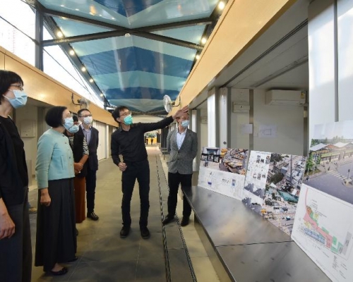 陳肇始視察位於天水圍的食環署天幕街市。新聞處圖片