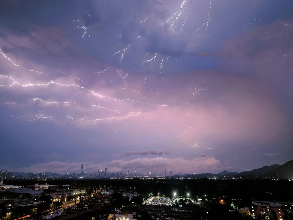 昨晚黄雨期间本港上空闪电不断。香港风景摄影会FB @Cch Ten摄