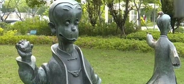 苏州公园的“司马光砸缸”雕塑。