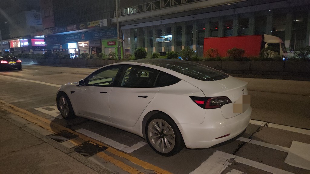 Tesla 私家車駛至彌敦道亞皆老街交界。 Tesla 私家車駛至彌敦道亞皆老街交界。