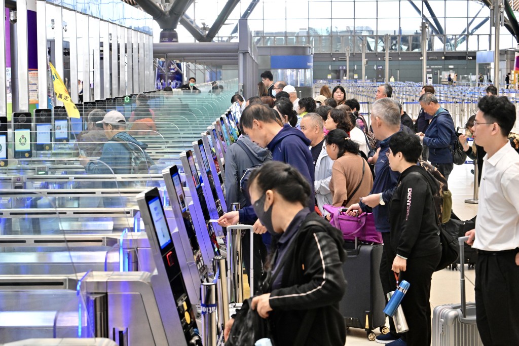 入境處預計將會有約590萬人次經各管制站進出香港。