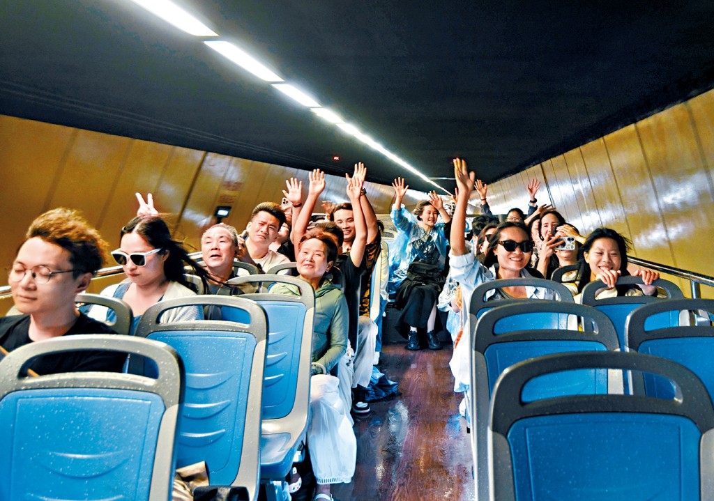 大批內地旅客乘坐「落日飛車」開篷巴士，細看香港的城市風貌。