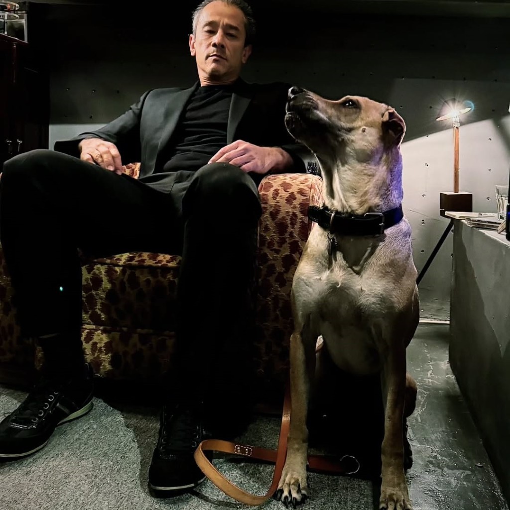 吳嘉龍和愛犬出相入對。 吳嘉龍和愛犬出相入對。