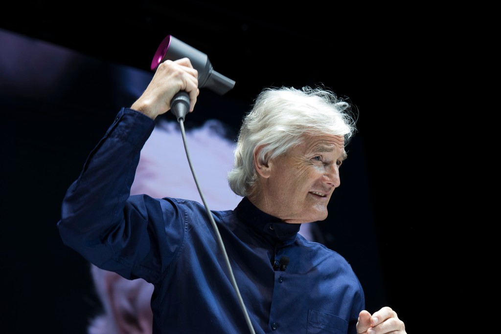 James Dyson親自示範Dyson Supersonic風筒。