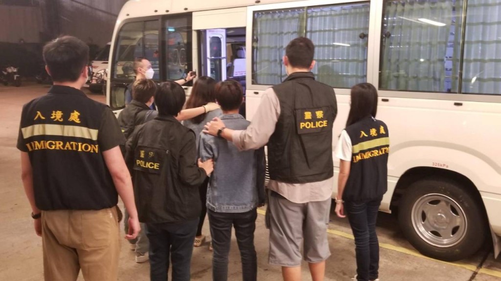 灣仔警區行動中，拘捕4名非華裔女子涉嫌「逾期居留」。警方提供