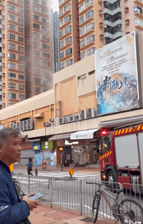 元朗鳳琴街金龍樓一單位發生火警，冒出陣陣濃煙。網上片段截圖
