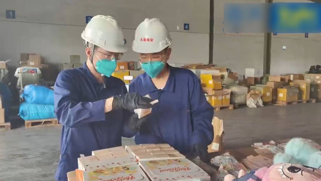 寧波海關截獲逾4400個大熱LABUBU系列在內的侵權毛公仔。 寧波海關截獲逾4400個大熱LABUBU系列在內的侵權毛公仔。