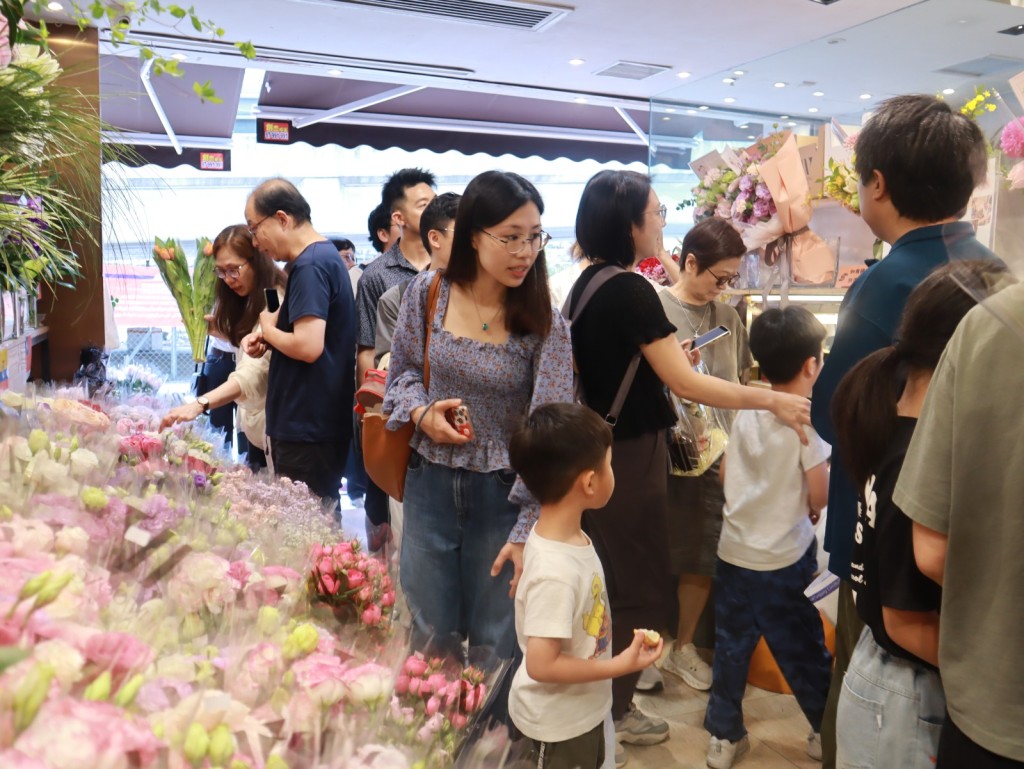 社區營造顧問透過舉辦不同類型活動收集持份者意見,早前舉辦以花為主題的導賞團,讓參加者深入了解花店日常運作及行業特色。 社區營造顧問透過舉辦不同類型活動收集持份者意見,早前舉辦以花為主題的導賞團,讓參加者深入了解花店日常運作及行業特色。