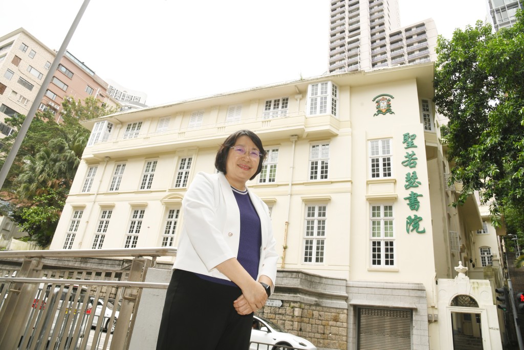 学校为让学生重新适应社交生活，2021学年起强制中一新生参与制服团队活动。