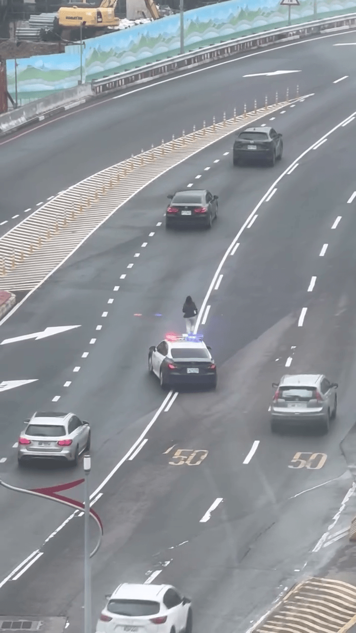 港女桃園機場迷路，馬路中心狂奔，警車發現從後跟上。