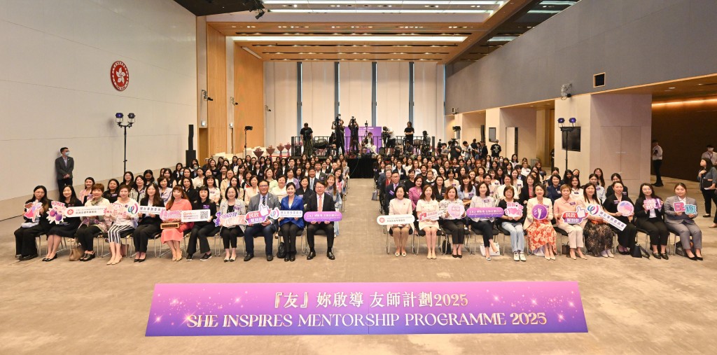 (第一排左十起)婦女事務委員會主席陳清霞博士、陳國基、民政及青年事務局局長麥美娟、民政及青年事務局常任秘書長林雪麗女士和其他嘉賓在活動合照。政府新聞處圖片 (第一排左十起)婦女事務委員會主席陳清霞博士、陳國基、民政及青年事務局局長麥美娟、民政及青年事務局常任秘書長林雪麗女士和其他嘉賓在活動合照。政府新聞處圖片