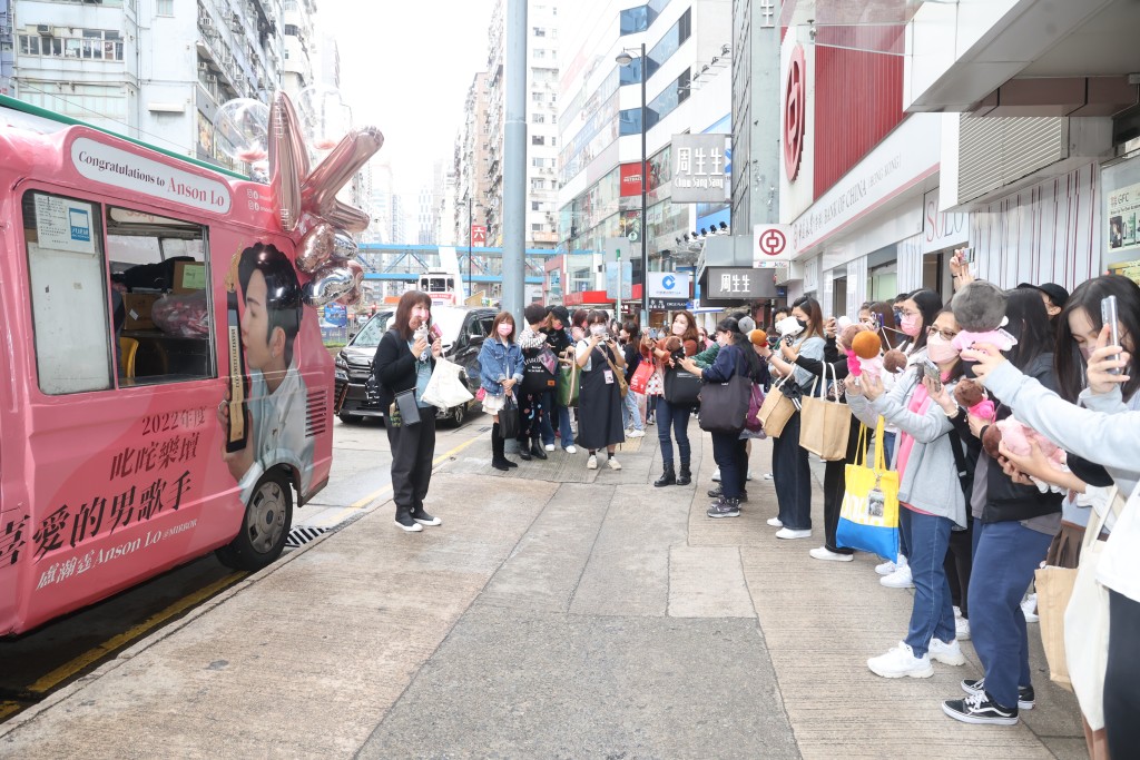 「教主雪糕車全港遊」活動吸引逾300人前來排隊，非常熱鬧。