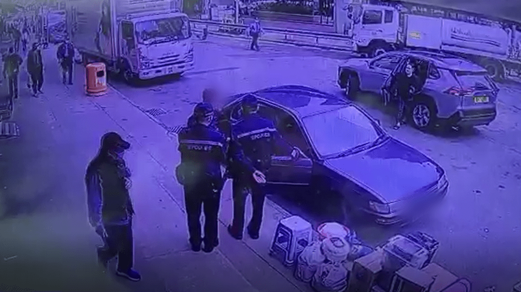 再多一名警員上前。CCTV截圖