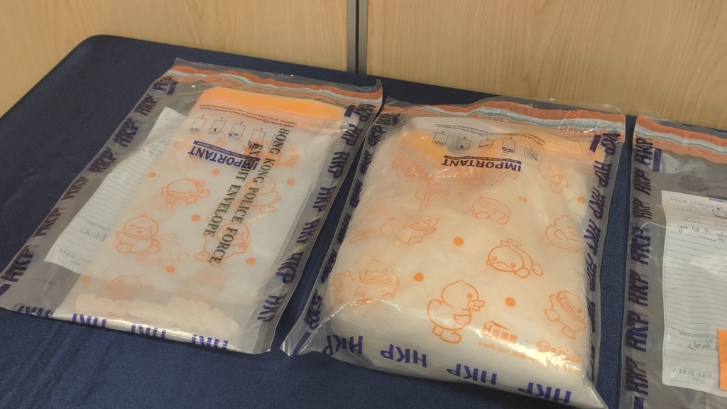 據了解男童將毒品收藏在劏房寓所的假天花內。 據了解男童將毒品收藏在劏房寓所的假天花內。