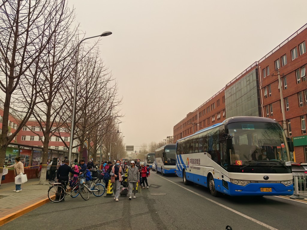 北京天空變了黃色。　張言天攝