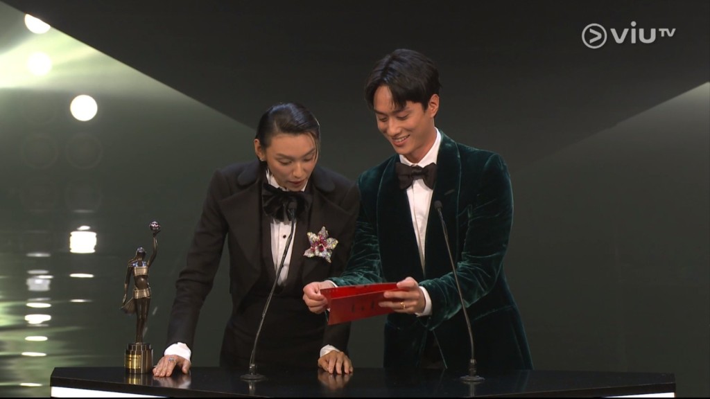 王丹妮、劉俊謙頒發「最佳編劇」，卻讀不出得獎人之一的麥天樞的「樞」字，場面尷尬。