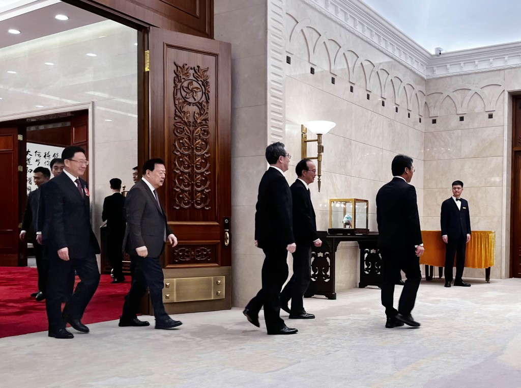 港澳辦主任夏寶龍、港澳辦分管日常工作的副主任徐啟方、港澳辦副主任周霽、基本法委員會副主任黃玉山亦有出席。 港澳辦主任夏寶龍、港澳辦分管日常工作的副主任徐啟方、港澳辦副主任周霽、基本法委員會副主任黃玉山亦有出席。