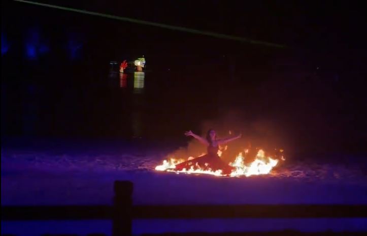 女舞者全身着火，狂奔跳入河中自救。微博