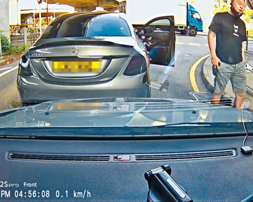 ■涉事名貴房車司機不滿被後車響號,下車破口大罵。