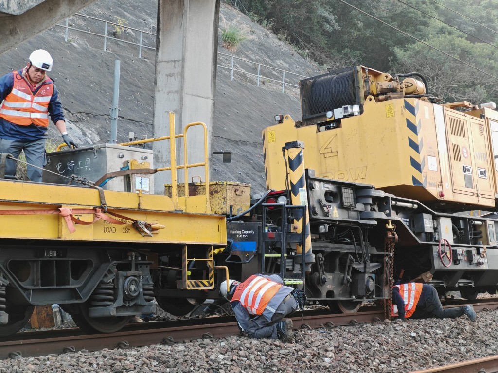 港鐵太和站附近昨日有工程車因車上水平感應系統出現故障，導致東鐵綫全綫列車服務受阻。資料圖片