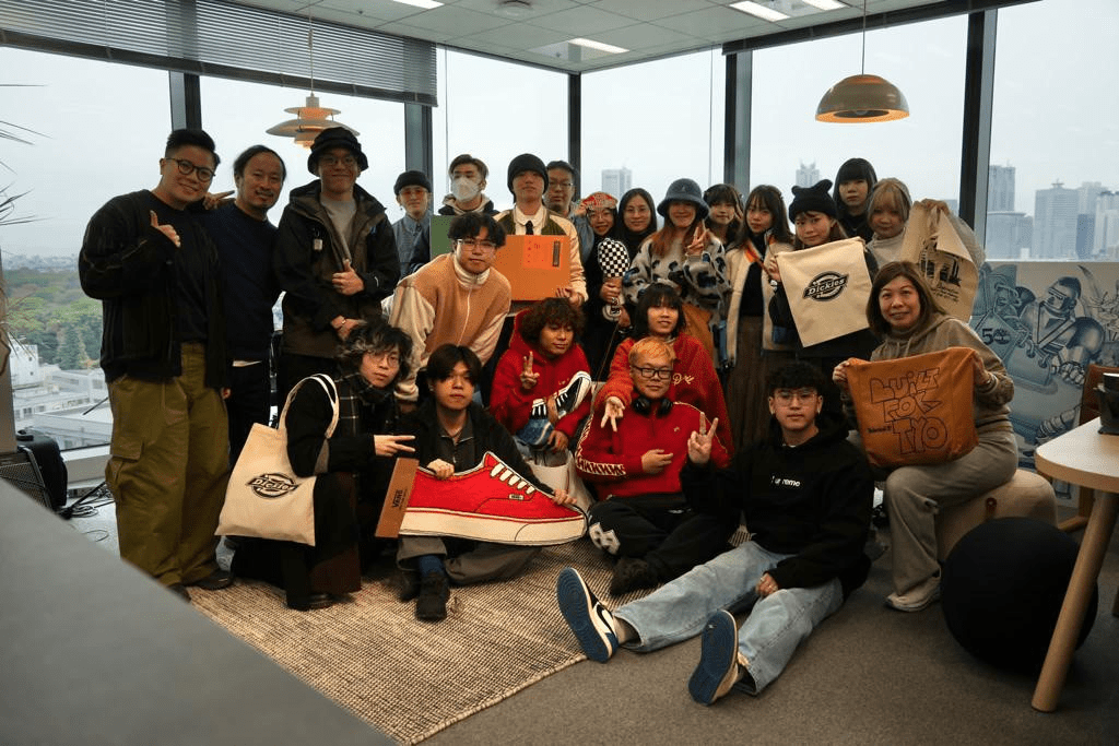 學生日本遊學團中,把握難得機會走進東京 VF Group 總部展開見學之旅,率先一睹下一季全新系列。 學生日本遊學團中,把握難得機會走進東京 VF Group 總部展開見學之旅,率先一睹下一季全新系列。