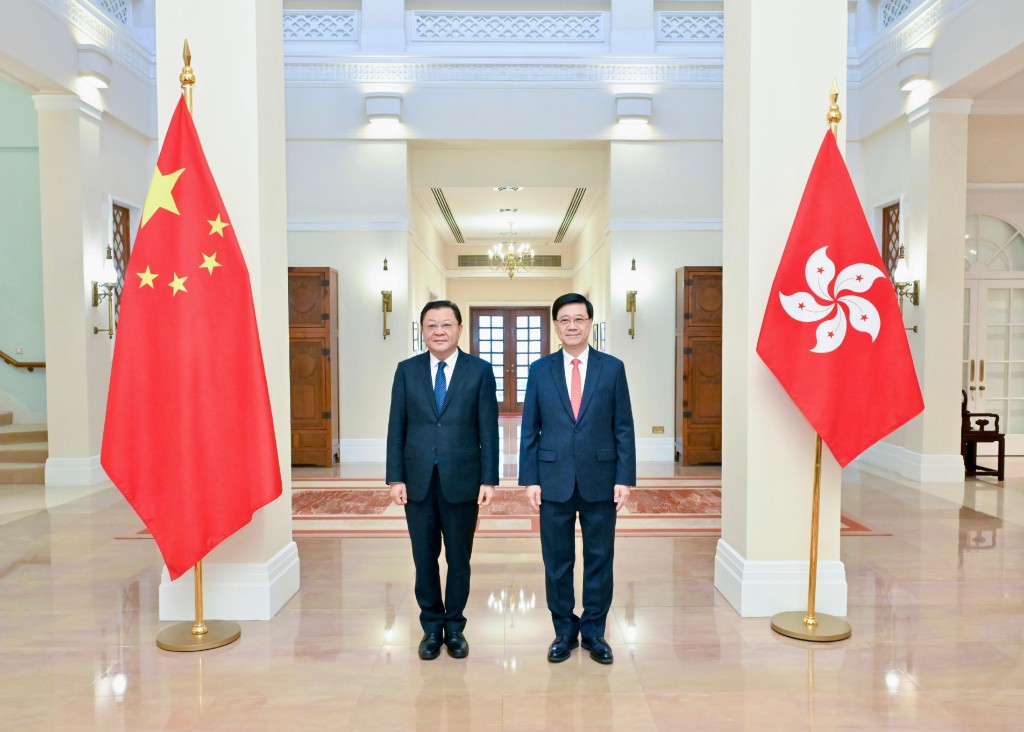 行政长官李家超今日在礼宾府与广东省省长王伟中会面。