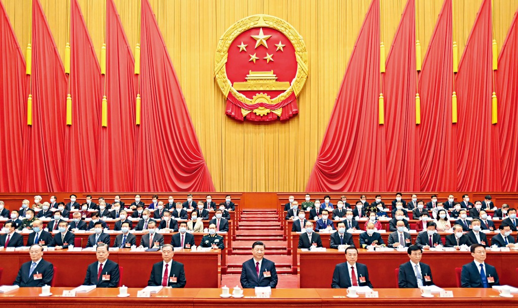 ■今年全國人大昨在北京人民大會堂舉行,國家主席習近平等領導人及二千九百多名人大代表出席。