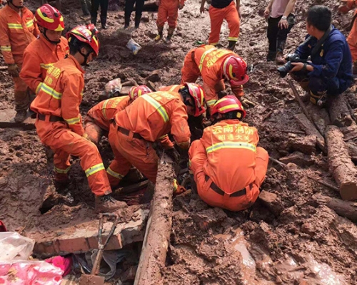 盐津县的山洪、泥石流灾害救援中，一名失联了15小时的64岁老人成功获救。 网图
