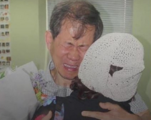 李智希兄妹52年後重遇,相擁而泣(網上圖片)