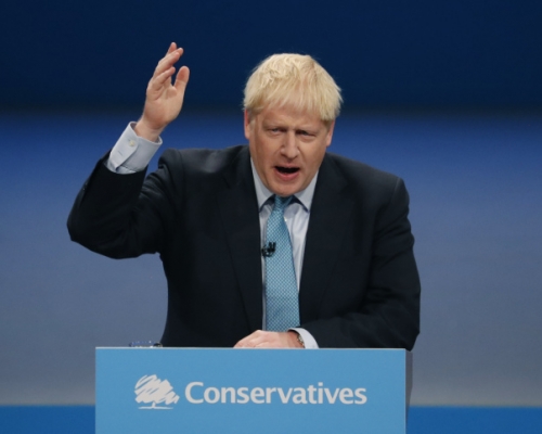英國首相約翰遜在曼徹斯特舉行的保守黨年會上發表閉幕演講,公佈新「脫歐」方案部分細節。AP