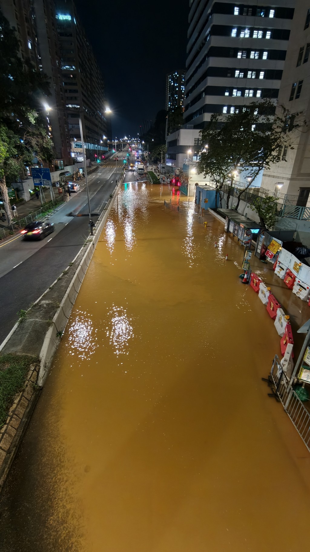 大量食水連同沙石湧出路面，淪為澤國。黃文威攝