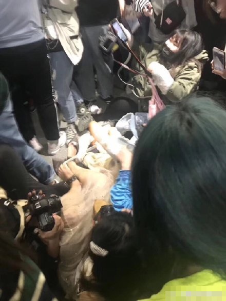 整個航站樓亦人山人海，在1樓及2樓都擠滿粉絲。網圖