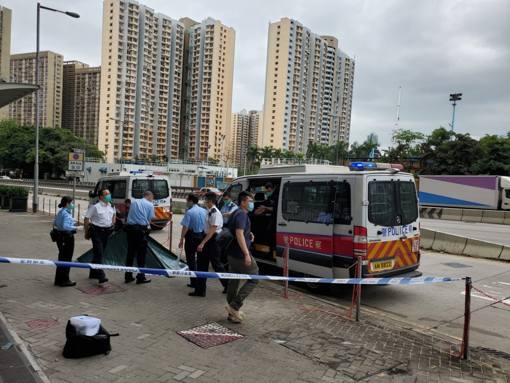 警方用帳篷將遺體蓋住,並封鎖現場調查。 梁國峰攝