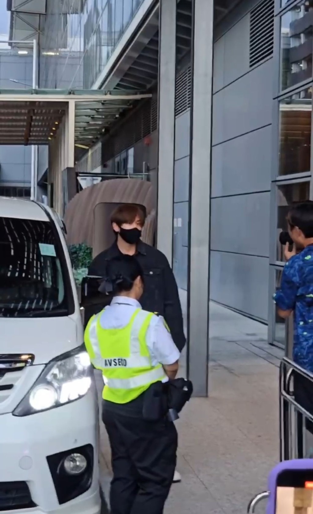 助手拍拍姜濤膊頭,他企定定讓在場記者及姜糖影相,不少粉絲大叫他「收信」,他未有收下;上車離開前,姜濤再向接機的姜糖90度鞠躬,以示謝意。 助手拍拍姜濤膊頭,他企定定讓在場記者及姜糖影相,不少粉絲大叫他「收信」,他未有收下;上車離開前,姜濤再向接機的姜糖90度鞠躬,以示謝意。