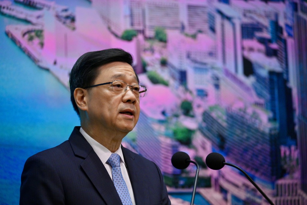 行政長官李家超表示,已要求供應商提升價格透明度,提供更多價格變動即時資訊。 行政長官李家超表示,已要求供應商提升價格透明度,提供更多價格變動即時資訊。