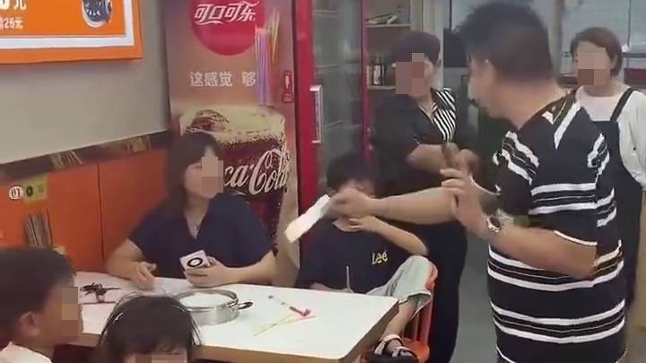 3女帶4孩點一碗麵，再三免費「續面」遭拒留負評，與麵店老闆爭執起來。