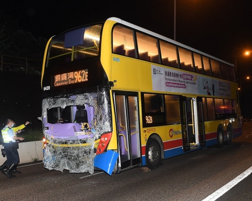 巴士車頭嚴重損毀，司機死亡。