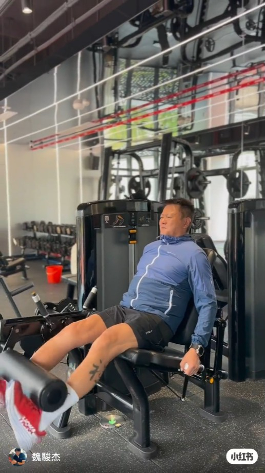 魏駿傑昨日（16日）在小紅書分享一條做gym影片，他玩坐姿腿伸機時，凸腩兼表情痛苦。