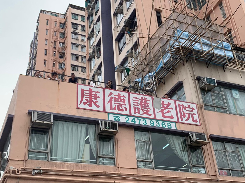 有老人家在屋頂目擊施放催淚彈