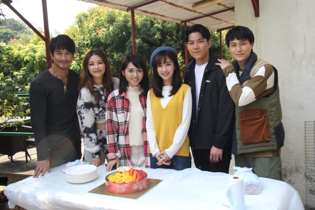 今日27歲生日的何依婷（右三）獲劇組送上蛋糕祝賀。