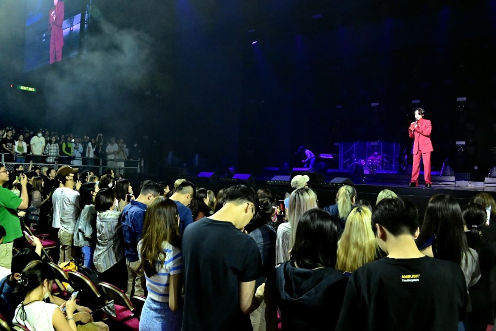 林宥嘉頻頻與台下觀眾互動。
