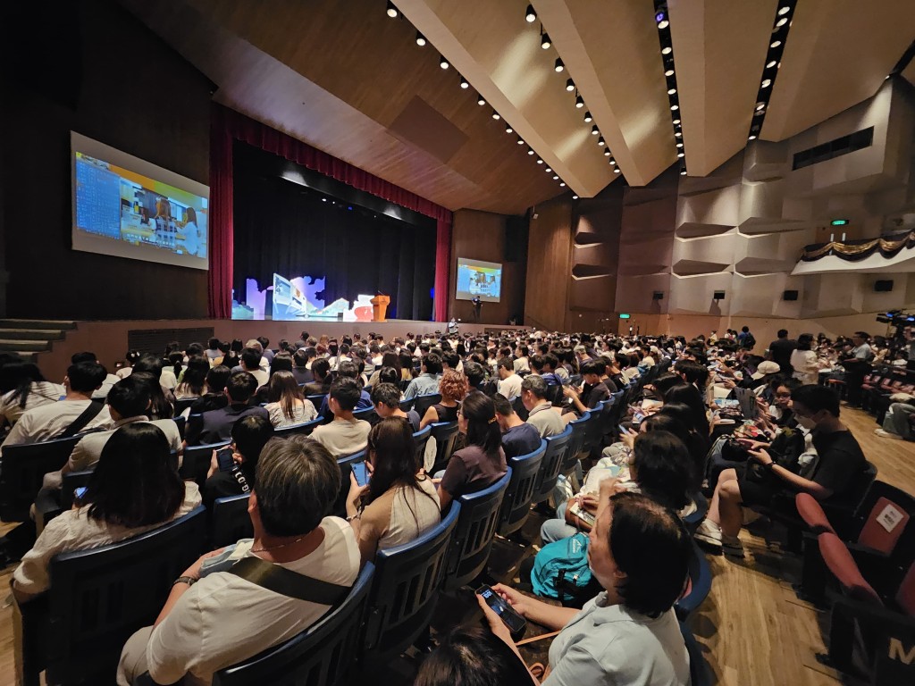 數百人出席「聯招申請入學講座:與中大人對談」,不少是中學生、家長及教師。陳嘉婉攝 數百人出席「聯招申請入學講座:與中大人對談」,不少是中學生、家長及教師。陳嘉婉攝