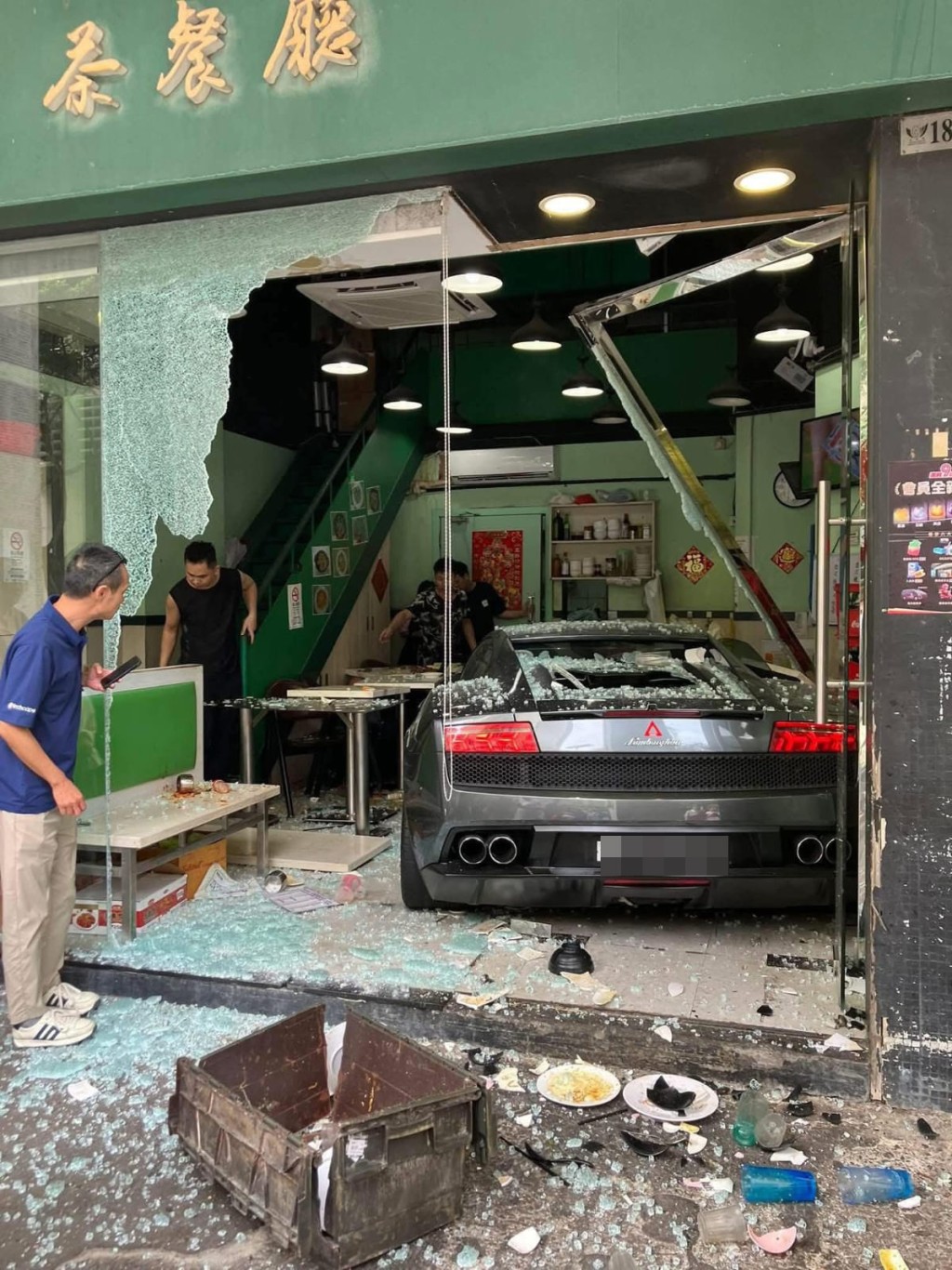 一輛林寶堅尼跑車衝入澳門黑沙灣食店。網上圖片 一輛林寶堅尼跑車衝入澳門黑沙灣食店。網上圖片