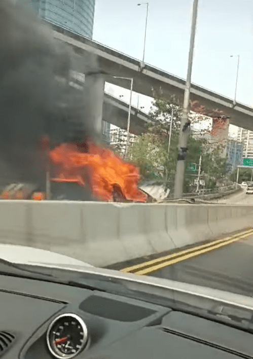 私家車陷於熊熊火海之中。網上圖片