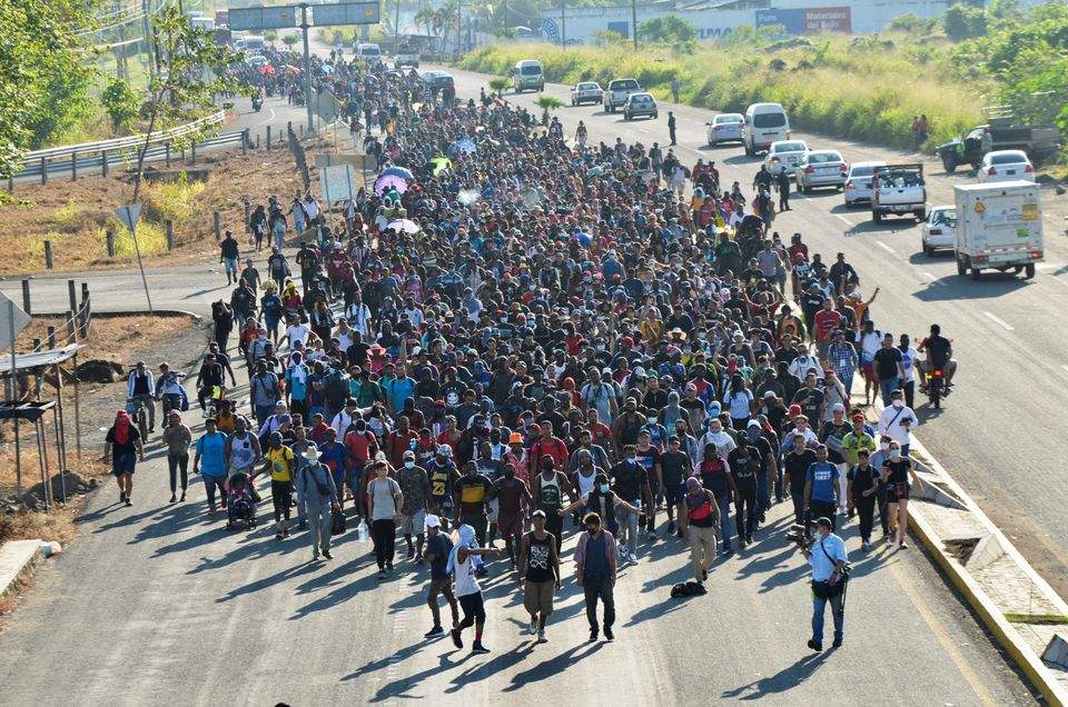 2021 年 11 月，在墨西哥塔帕丘拉，大批非法移民沿著一條道路前往美國邊境。路透社資料圖