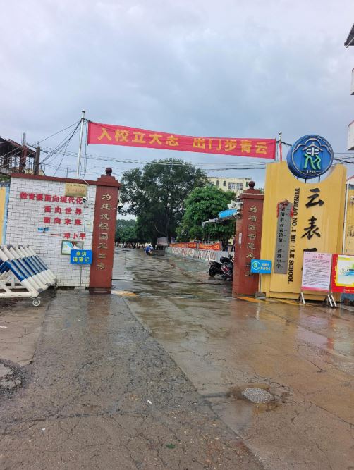 廣西橫州遭洪水淹沒，逾300災民在學校避險，超過24小時未進食。