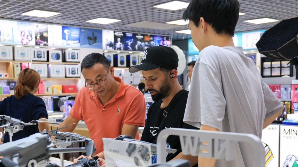 外國顧客在深圳華強電子世界選購無人機產品。新華社
