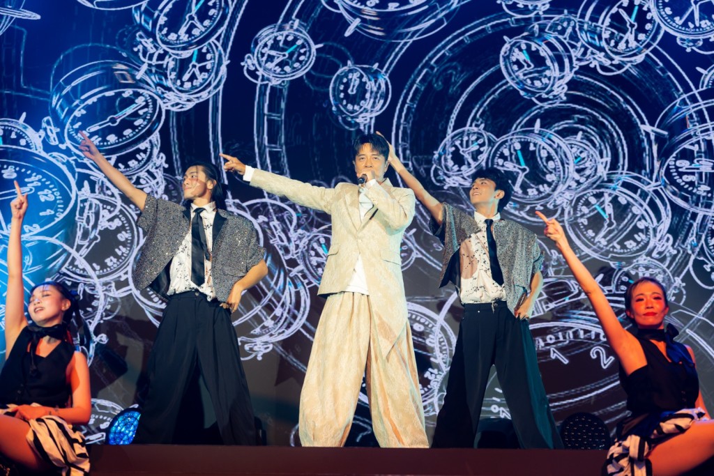 李克勤日前在新加坡濱海灣金沙舉行一連兩場《Live in Sands》演唱會。 李克勤日前在新加坡濱海灣金沙舉行一連兩場《Live in Sands》演唱會。
